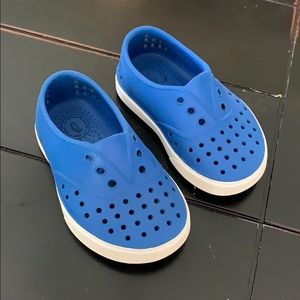 Blue toddler natives size 6